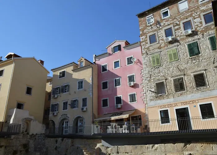 Evie - Historical Quarter By Irundo * Fiume